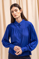 Chemise Brillante Bleu Saphir classique intemporelle, la chemise dessine la silhouette