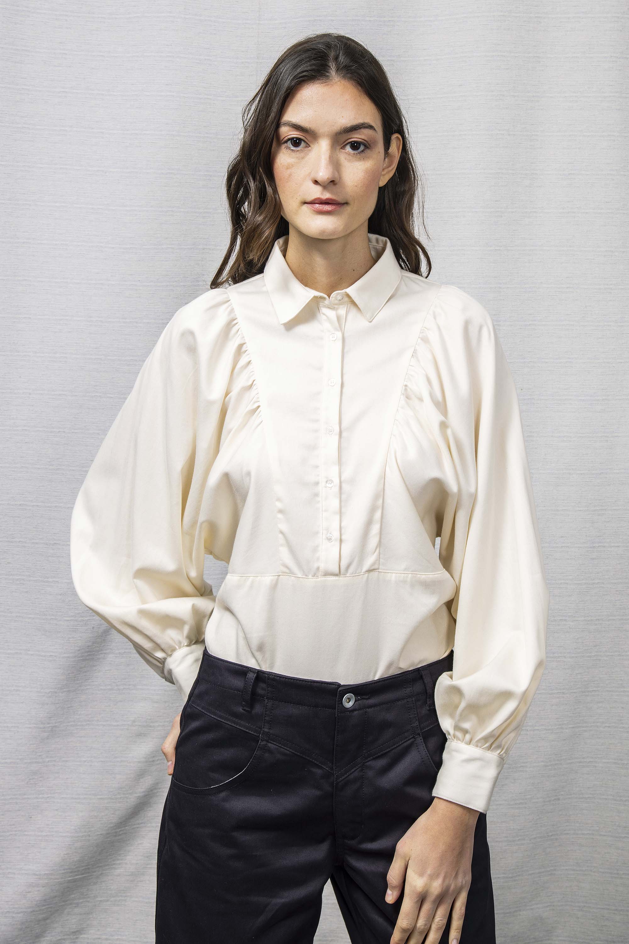 Chemise Carina Blanc Nacré à la fois élégante et casual pour un look ultra féminin