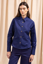 Chemise Diva Bleu Outremer classique intemporelle, la chemise dessine la silhouette