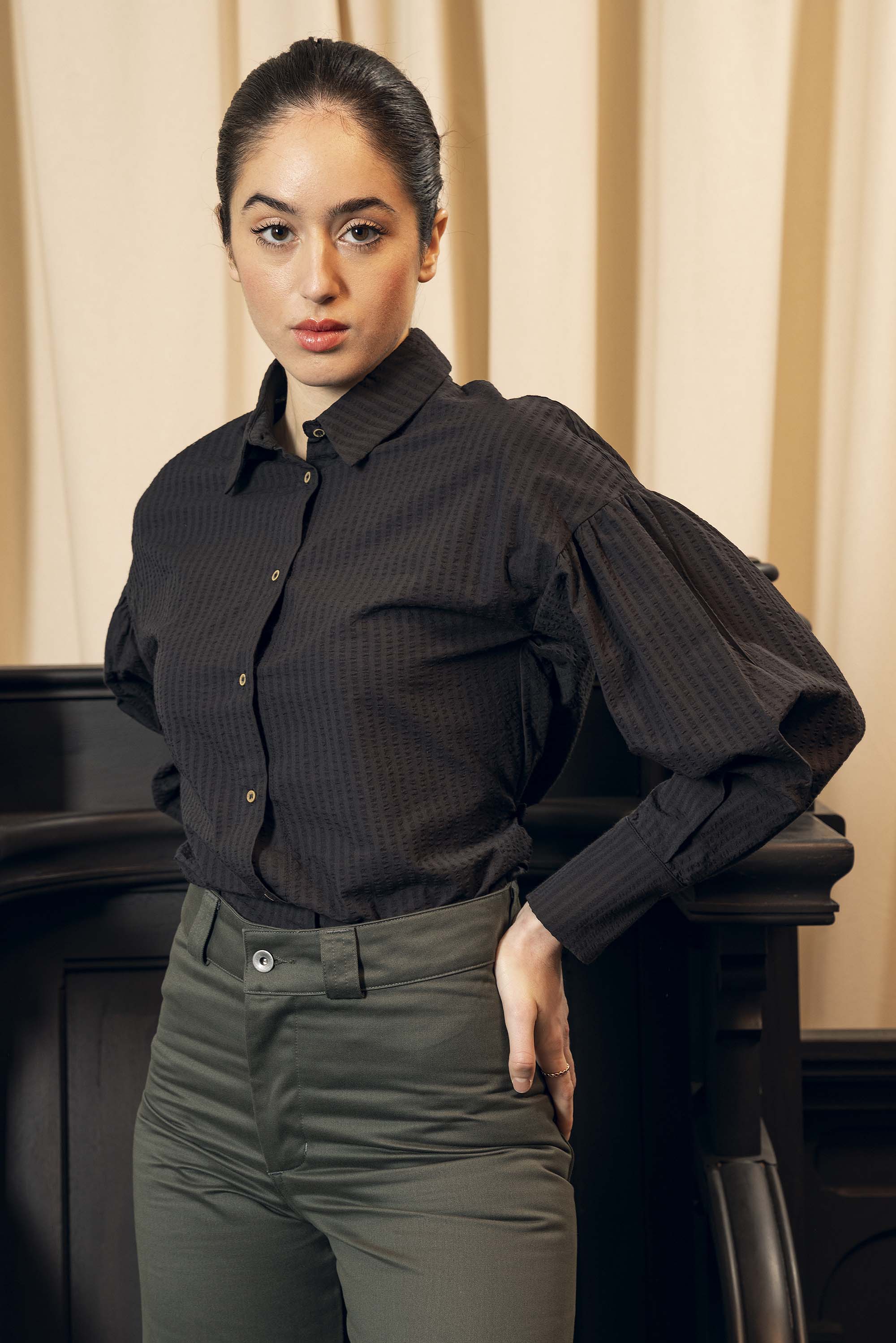 Chemise Rhoda Noir à la fois élégante et casual pour un look ultra féminin