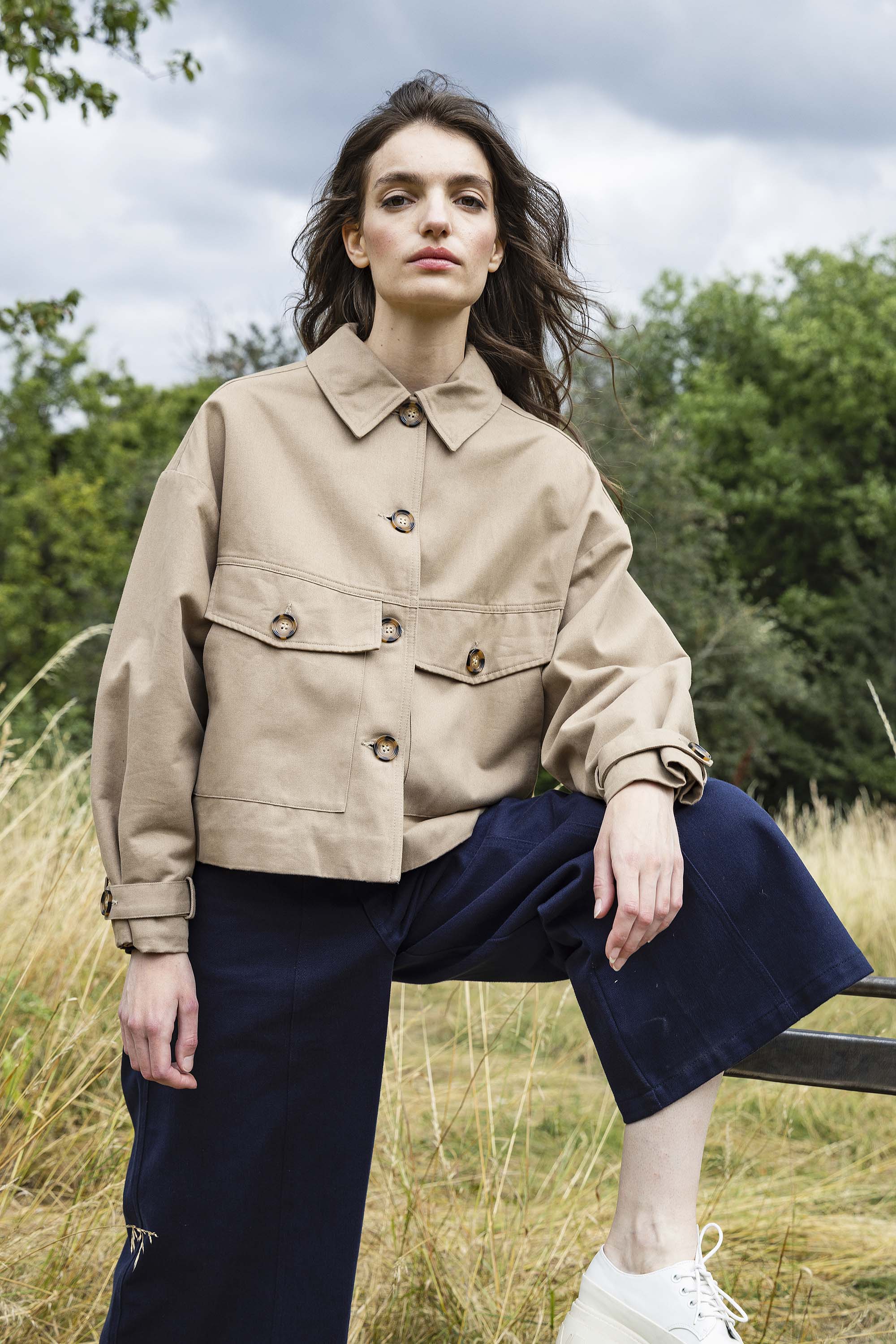 Veste Pia Beige grand incontournable du vestiaire féminin, la veste fait toute la tenue