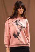 Sweatshirt Angela Indomable Vieux Rose le sweatshirt femme Misericordia revendique une nouvelle identité tendance