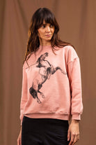 Sweatshirt Angela Indomable Vieux Rose des broderies et graphismes pour toujours plus de modernité
