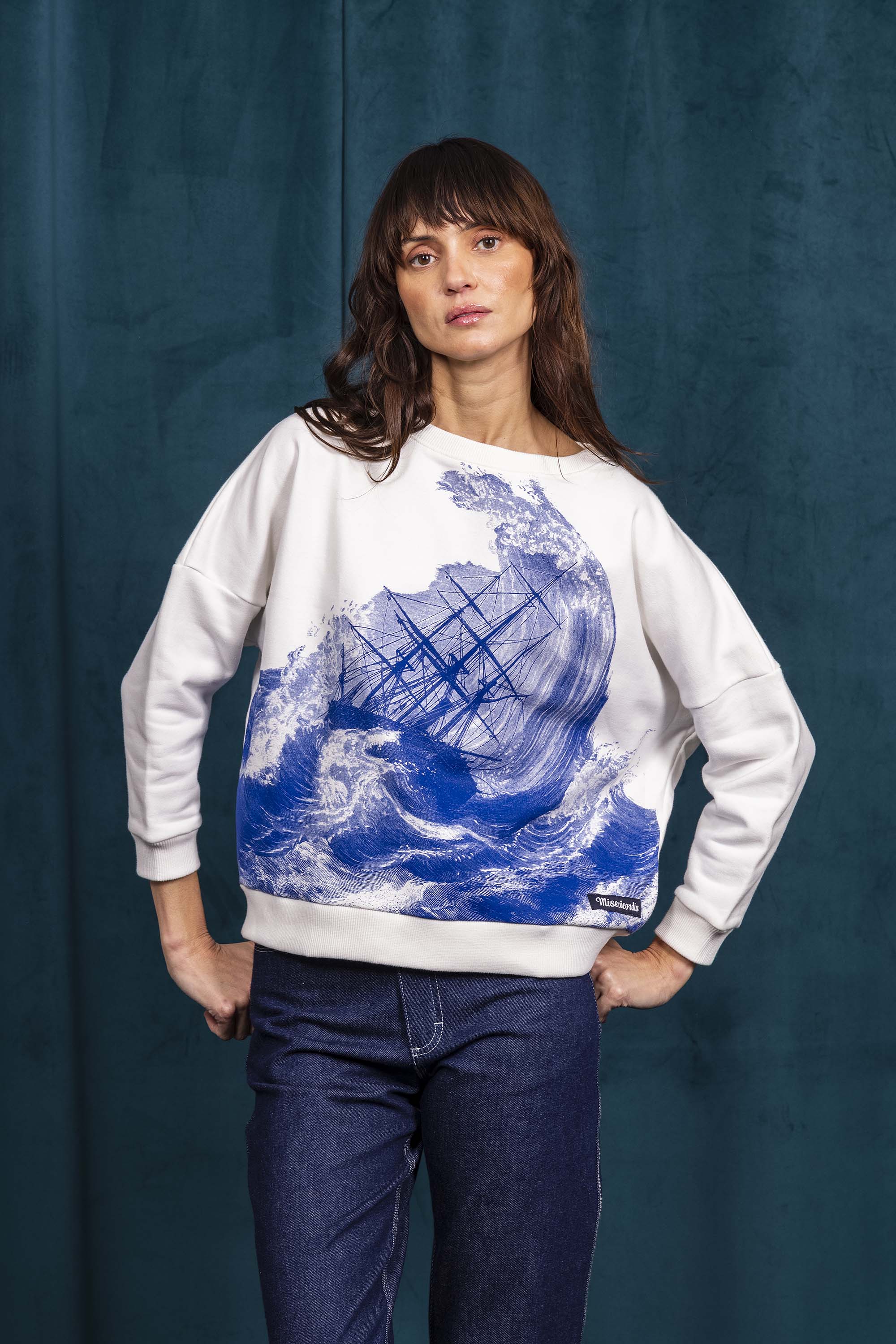 Sweatshirt Contracorriente Rescate Écru le sweatshirt femme Misericordia revendique une nouvelle identité tendance