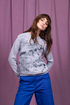 Sweatshirt Macarron Ultima Ola Gris le sweatshirt femme Misericordia revendique une nouvelle identité tendance