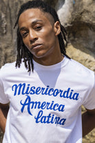 T-Shirt Mario Misericordia América Latina Blanc jouer la carte de l'originalité avec les t-shirts à message Misericordia