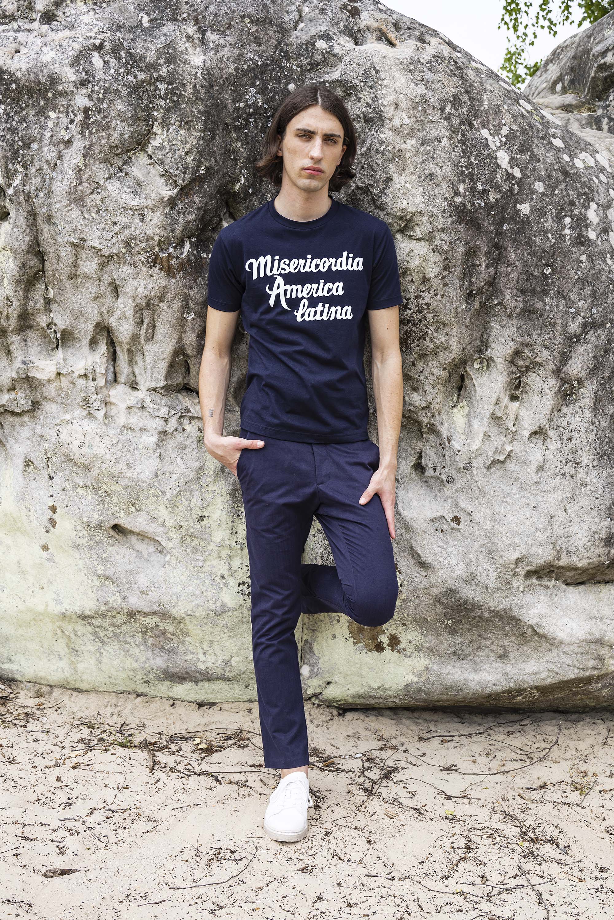 T-Shirt Mario Misericordia América Latina Bleu Marine ligne structurée, tendance sporty, miser sur le confort