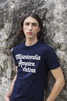 T-Shirt Mario Misericordia América Latina Bleu Marine jouer la carte de l'originalité avec les t-shirts à message Misericordia