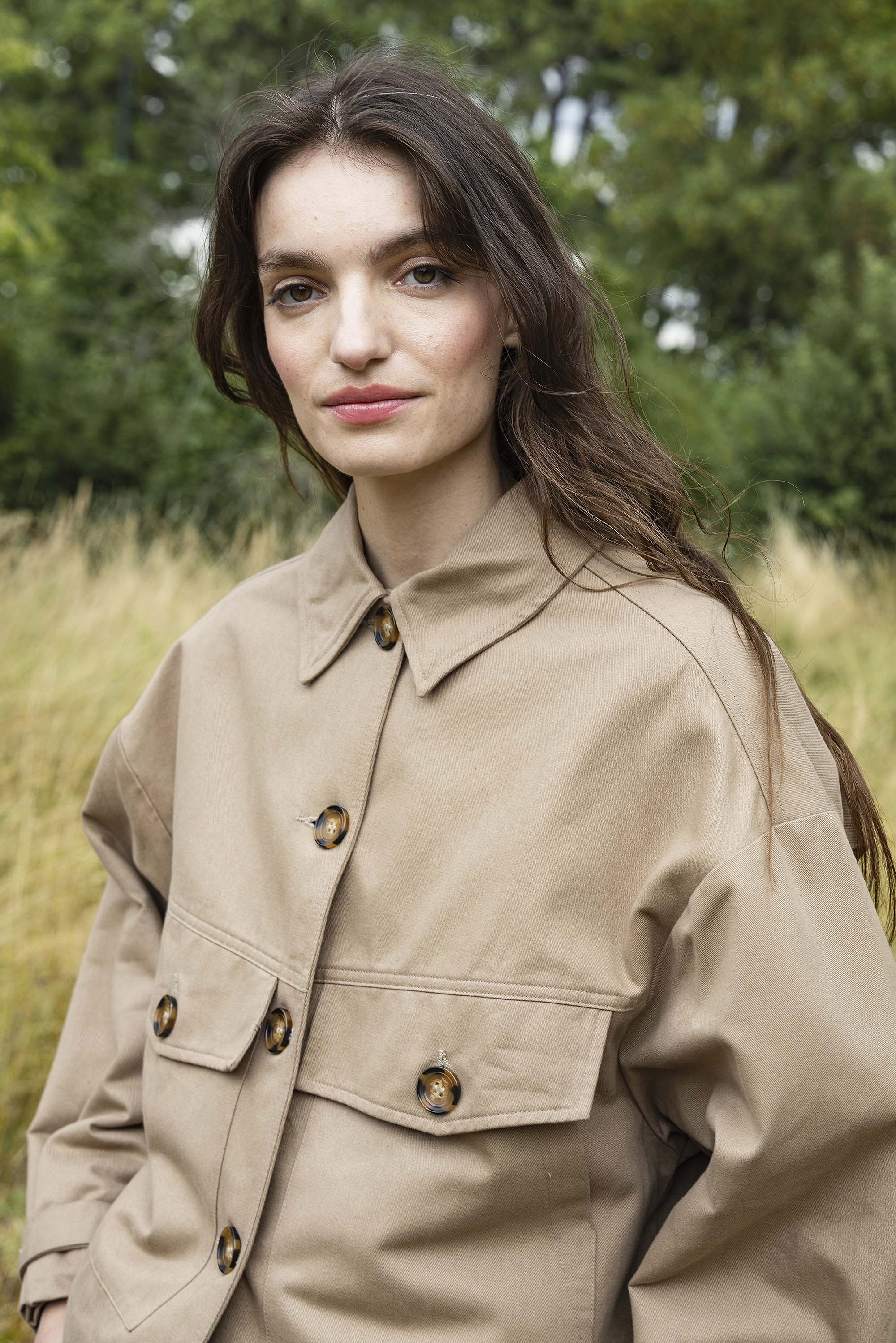 Veste Pia Beige grand incontournable du vestiaire féminin, la veste fait toute la tenue