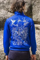 Veste de Sport Clasica Avispa Bleu Saphir Broderie Grise veste de sport Misericordia pour apporter autant originalité qu'élégance