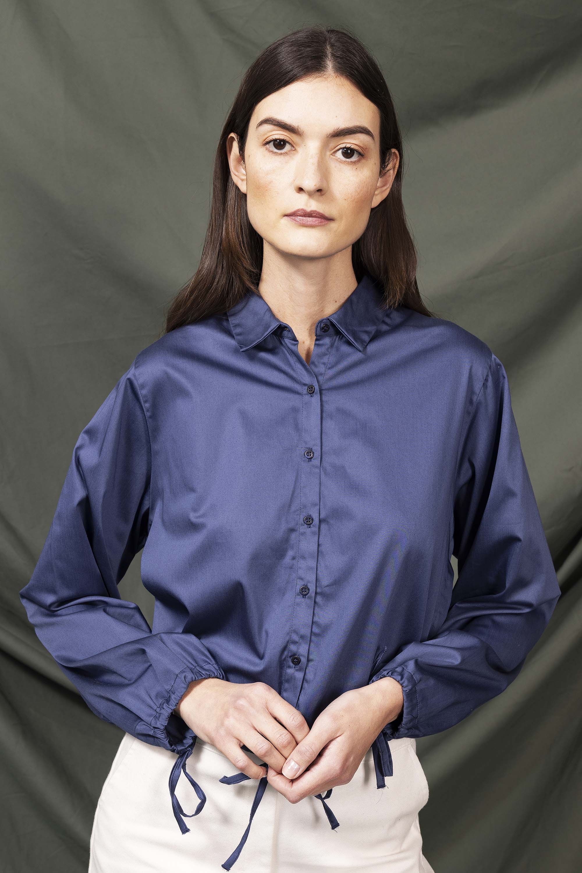 Chemise Beatriz Bleu aura de la silhouette tient dans le détail de nos chemises femme